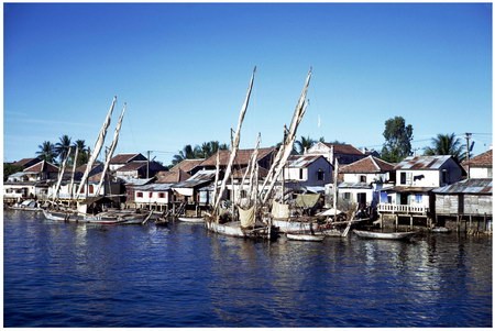 Chú thích của Steve Brown trên Flickr cá nhân của mình về bức ảnh: Với những ngôi nhà và thuyền bè đậu san sát, bức ảnh này đã thể hiện được không khí nhộn nhịp, đông đúc của bờ sông Hương tại thành phố Huế một cách hoàn hảo.